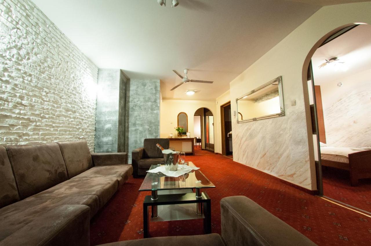 Secession Hotel Leczna Exterior foto